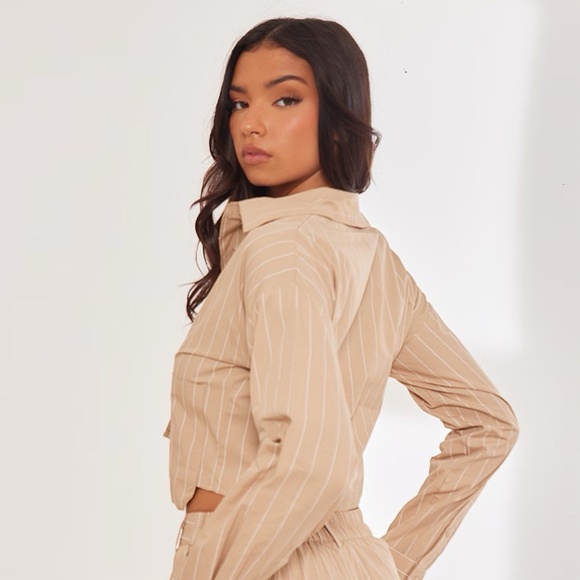 1096 NWT PrettyLittleThing Poplin Pinstripe Cropped LS Shirt - Stone - Size 8 - Picture 2 of 10